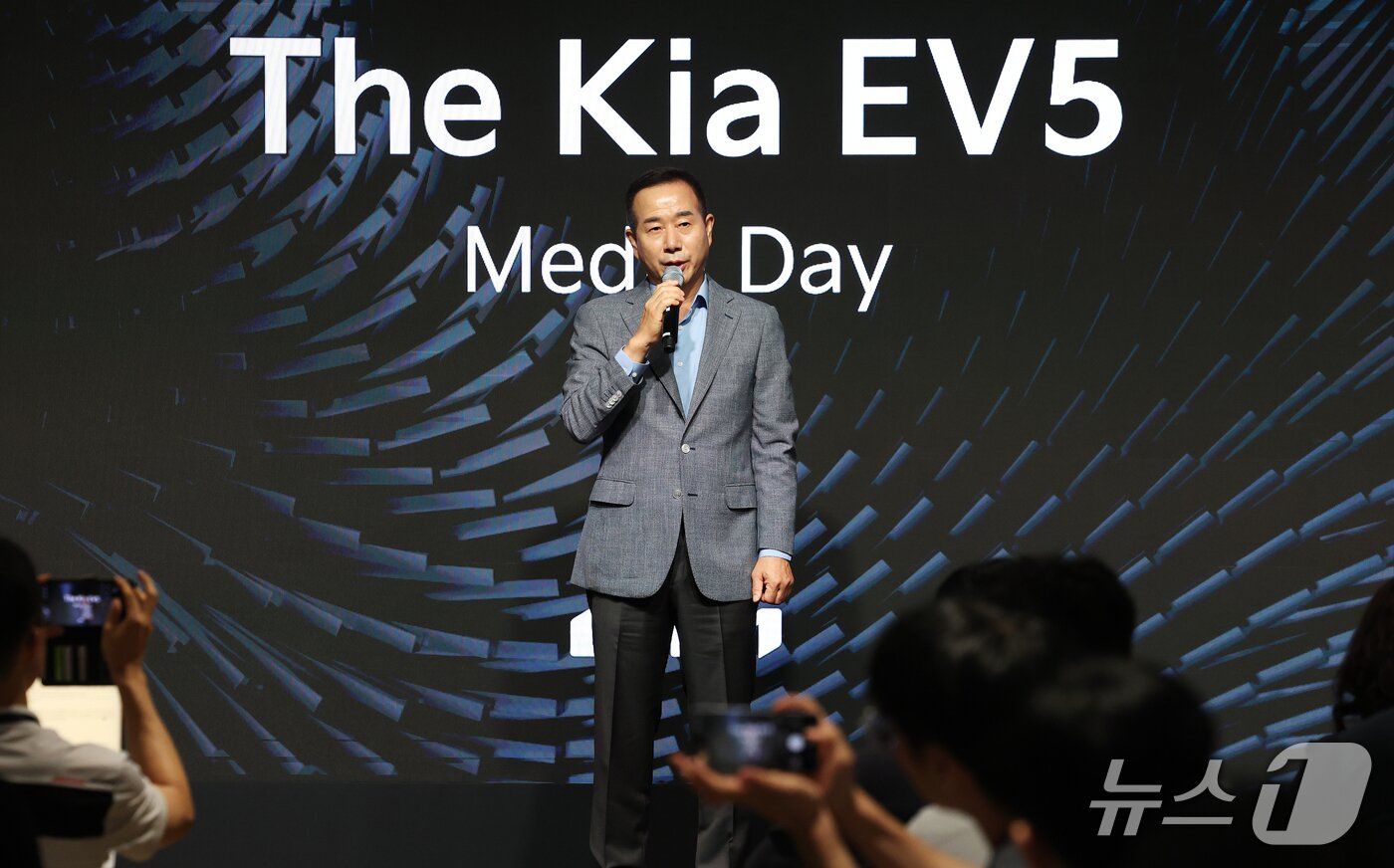 본문 이미지 -  2일 서울 강남구 프로젝트 스페이스 라인에서 열린 기아 &#39;EV5 미디어 테크 데이&#39;에서 정원정 국내사업본부장이 자사 EV 브랜드의 첫 준중형 SUV 차량인 &#39;EV5&#39;를 소개하고 있다. ⓒ 뉴스1 오대일 기자