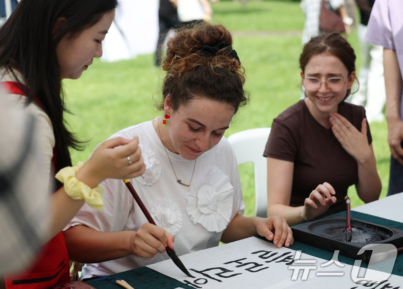 본문 이미지 - 2일 오후 경기 수원시 영통구 아주대학교에서 열린 동아리 박람회에서 학생들이 다양한 동아리 체험을 하고 있다. 2025.9.2/뉴스1 ⓒ News1 김영운 기자