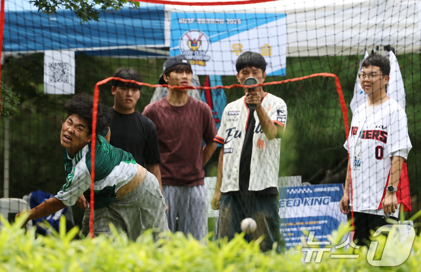 (수원=뉴스1) 김영운 기자 = 2일 오후 경기 수원시 영통구 아주대학교에서 열린 동아리 박람회에서 학생들이 다양한 동아리 체험을 하고 있다. 2025.9.2/뉴스1