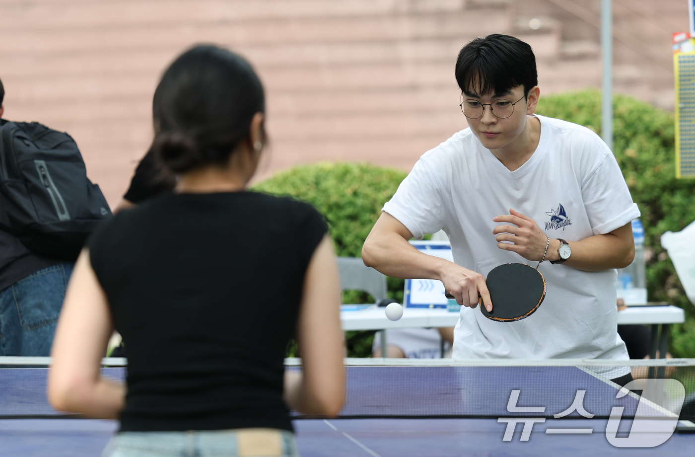 (수원=뉴스1) 김영운 기자 = 2일 오후 경기 수원시 영통구 아주대학교에서 열린 동아리 박람회에서 학생들이 다양한 동아리 체험을 하고 있다. 2025.9.2/뉴스1