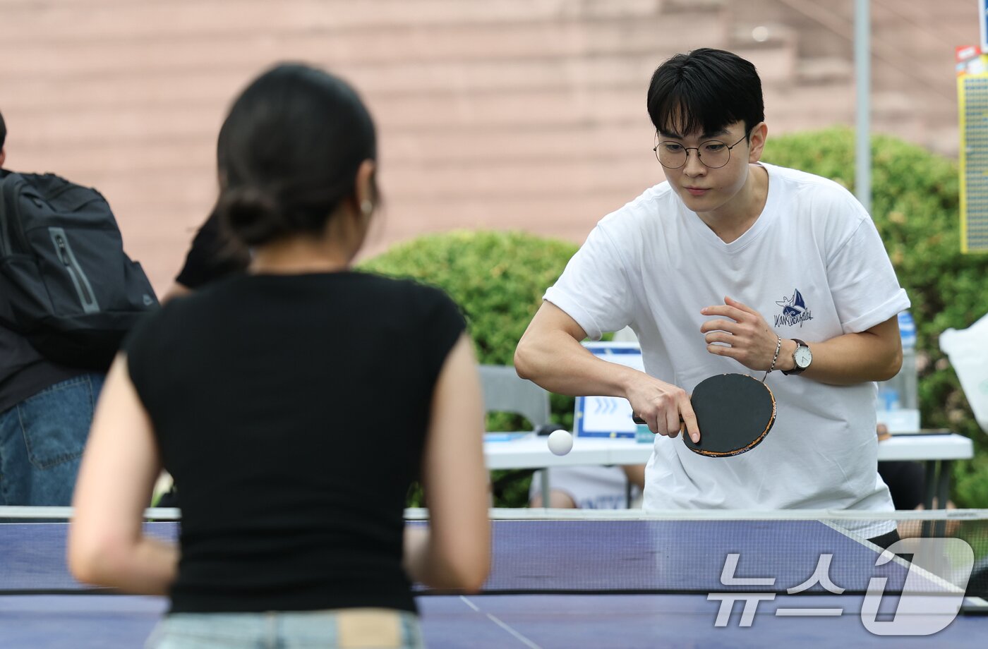 본문 이미지 - 2일 오후 경기 수원시 영통구 아주대학교에서 열린 동아리 박람회에서 학생들이 다양한 동아리 체험을 하고 있다. 2025.9.2/뉴스1 ⓒ News1 김영운 기자