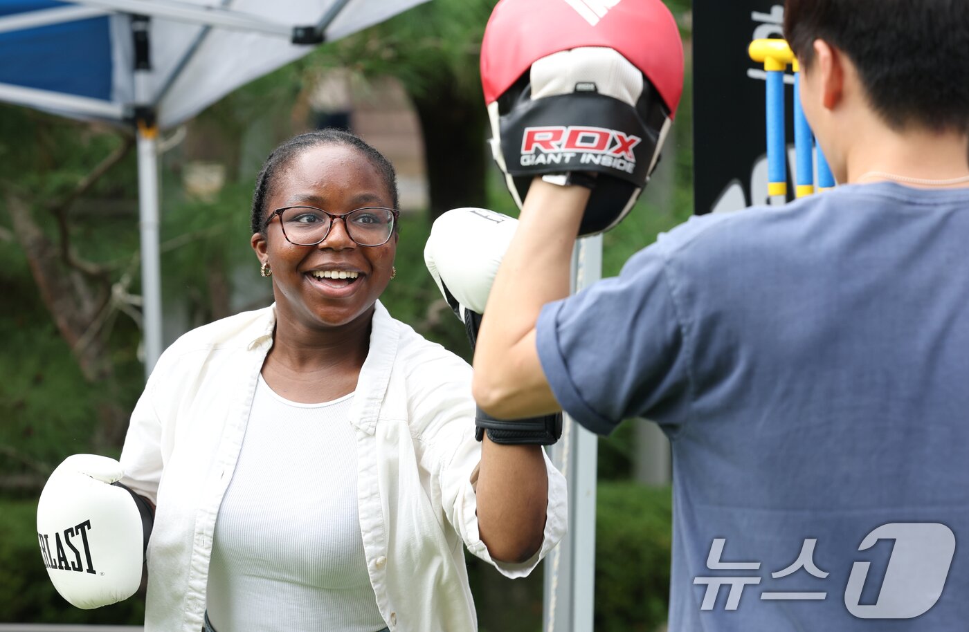 본문 이미지 - 2일 오후 경기 수원시 영통구 아주대학교에서 열린 동아리 박람회에서 학생들이 다양한 동아리 체험을 하고 있다. 2025.9.2/뉴스1 ⓒ News1 김영운 기자