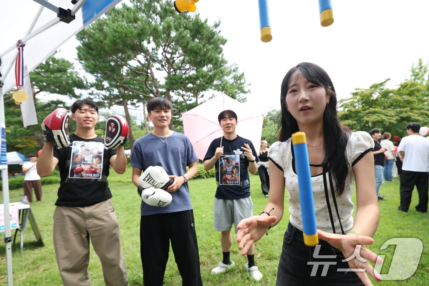 본문 이미지 - 2일 오후 경기 수원시 영통구 아주대학교에서 열린 동아리 박람회에서 학생들이 다양한 동아리 체험을 하고 있다. 2025.9.2/뉴스1 ⓒ News1 김영운 기자
