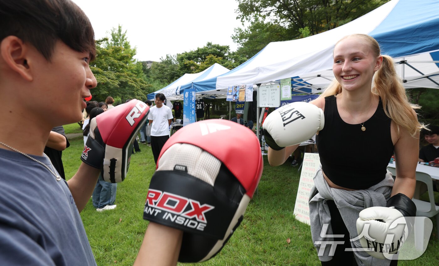 본문 이미지 - 2일 오후 경기 수원시 영통구 아주대학교에서 열린 동아리 박람회에서 학생들이 다양한 동아리 체험을 하고 있다. 2025.9.2/뉴스1 ⓒ News1 김영운 기자