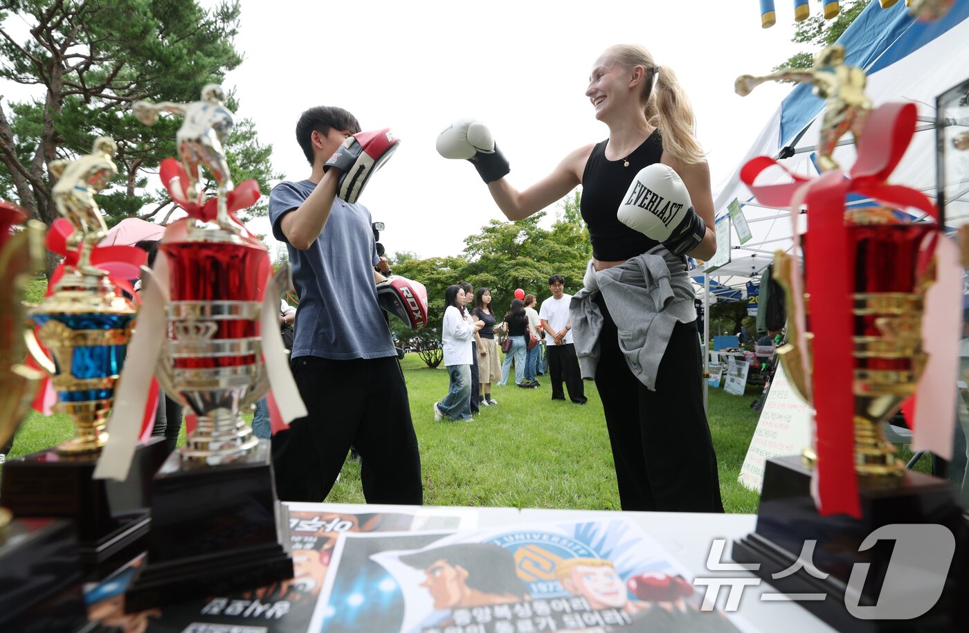 본문 이미지 - 2일 오후 경기 수원시 영통구 아주대학교에서 열린 동아리 박람회에서 학생들이 다양한 동아리 체험을 하고 있다. 2025.9.2/뉴스1 ⓒ News1 김영운 기자