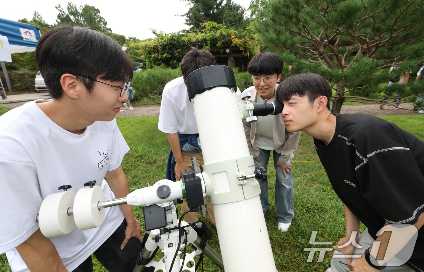 본문 이미지 - 2일 오후 경기 수원시 영통구 아주대학교에서 열린 동아리 박람회에서 학생들이 다양한 동아리 체험을 하고 있다. 2025.9.2/뉴스1 ⓒ News1 김영운 기자