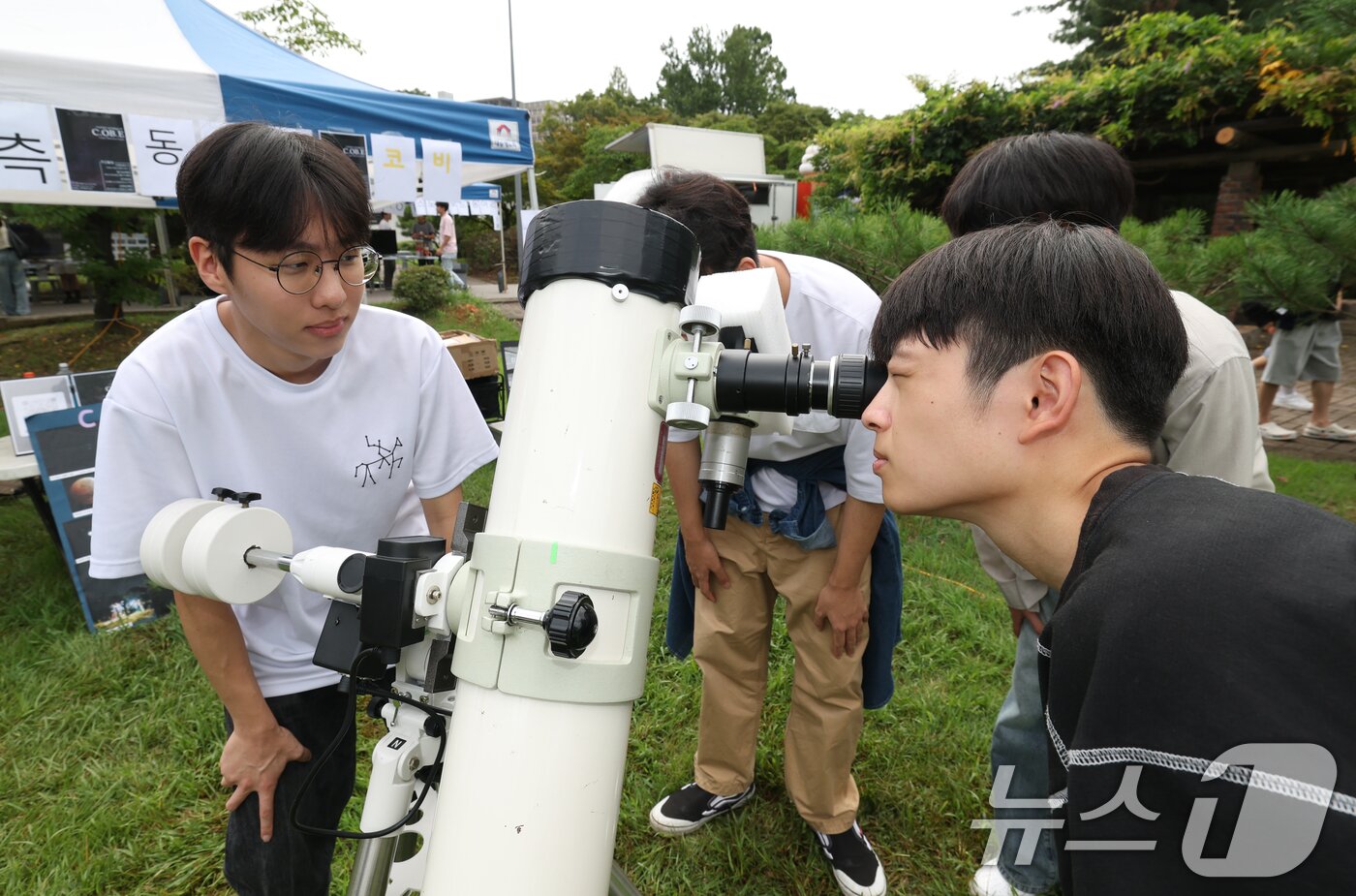 본문 이미지 - 2일 오후 경기 수원시 영통구 아주대학교에서 열린 동아리 박람회에서 학생들이 다양한 동아리 체험을 하고 있다. 2025.9.2/뉴스1 ⓒ News1 김영운 기자