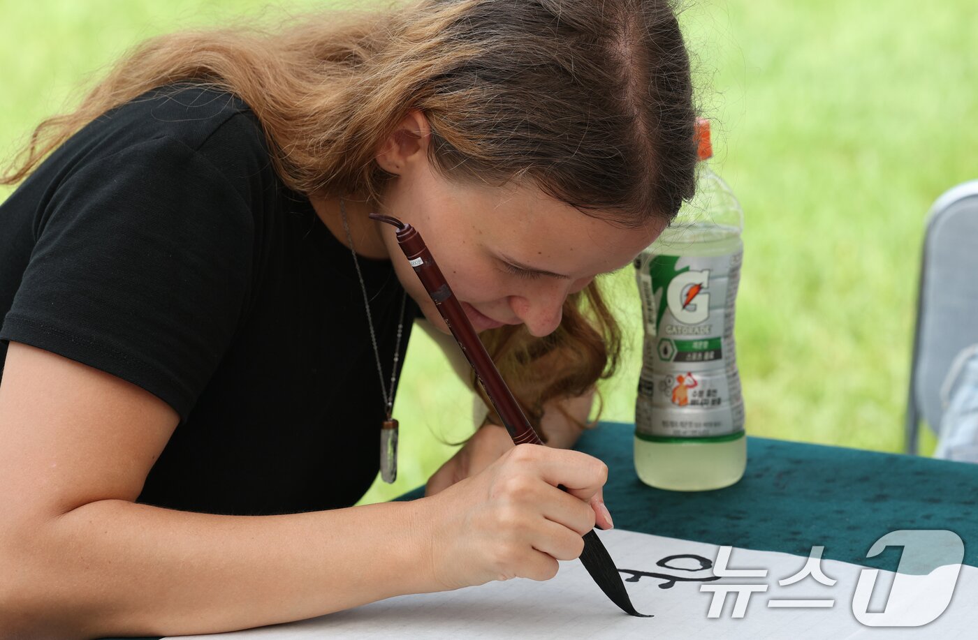 본문 이미지 - 2일 오후 경기 수원시 영통구 아주대학교에서 열린 동아리 박람회에서 학생들이 다양한 동아리 체험을 하고 있다. 2025.9.2/뉴스1 ⓒ News1 김영운 기자