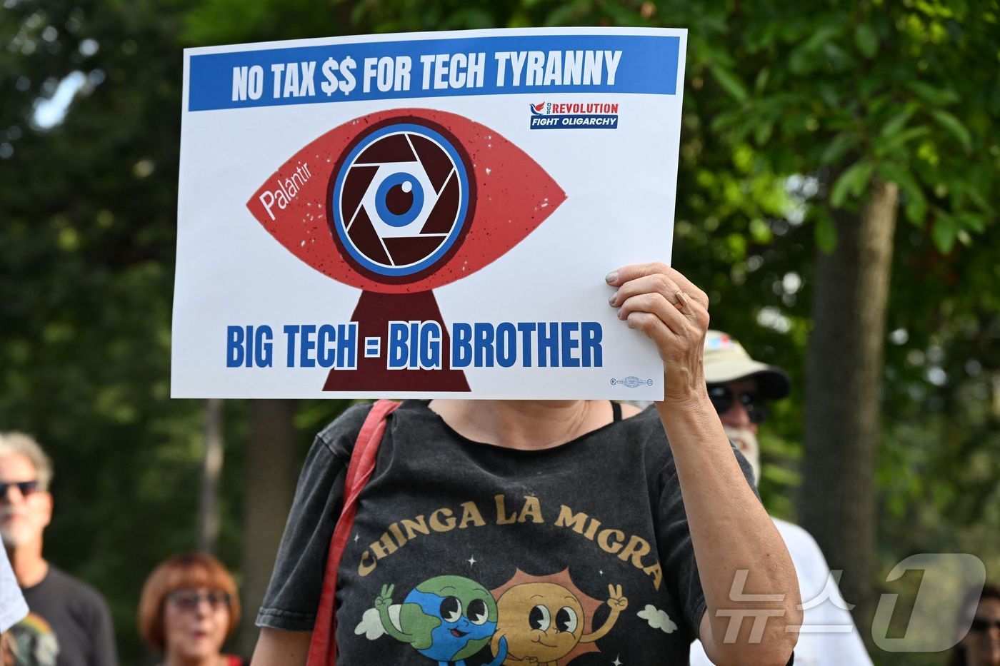 (로스앤젤레스 AFP=뉴스1) 권영미 기자 = 1일(현지시간) 미국 캘리포니아주 로스앤젤레스의 엘리시안 파크에서 열린 노동절 전국 행동의 날 행사 ‘피플스 블록 파티'. 한 참가자 …