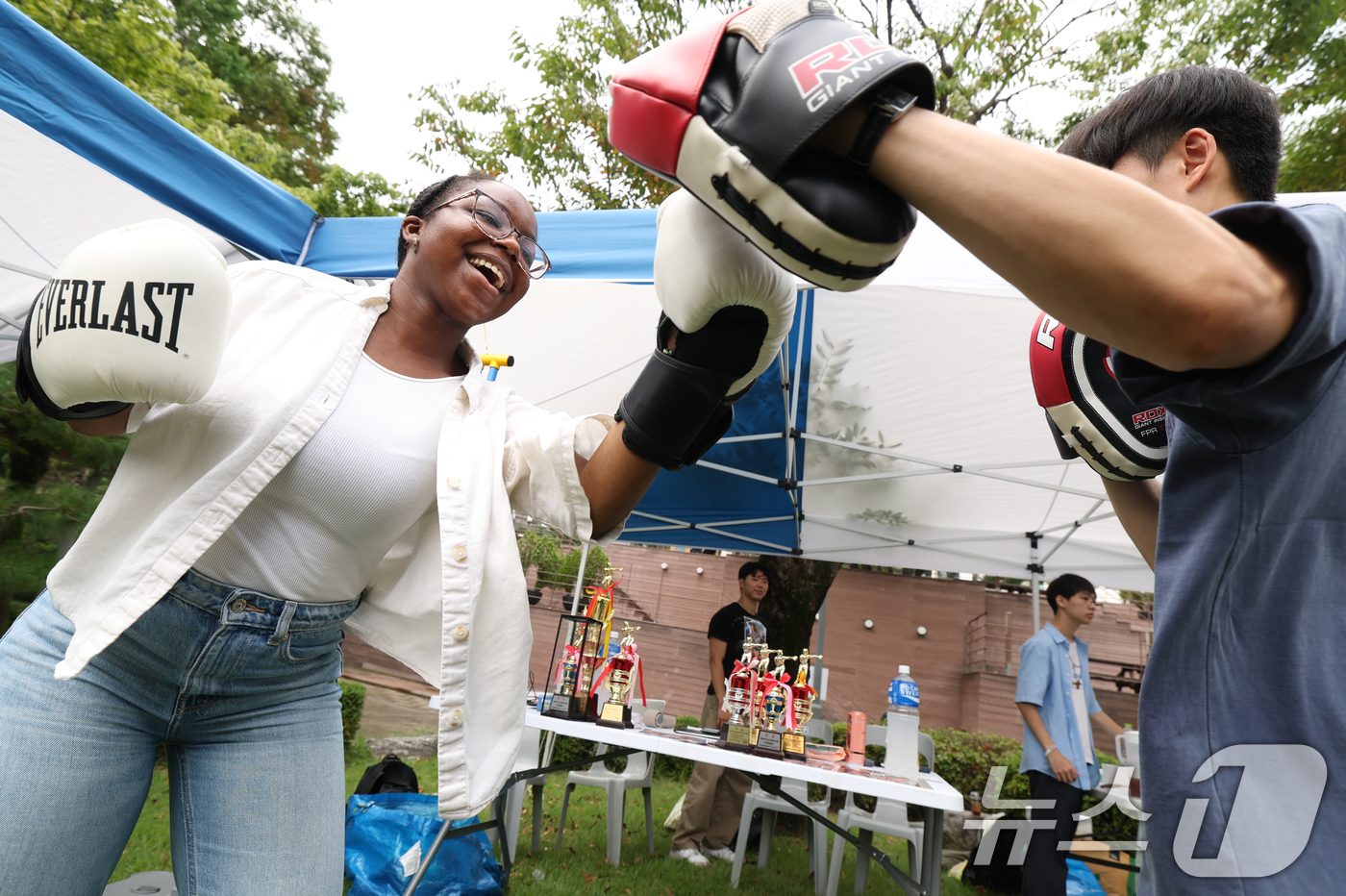 (수원=뉴스1) 김영운 기자 = 2일 오후 경기 수원시 영통구 아주대학교에서 열린 동아리 박람회에서 학생들이 다양한 동아리 체험을 하고 있다. 2025.9.2/뉴스1