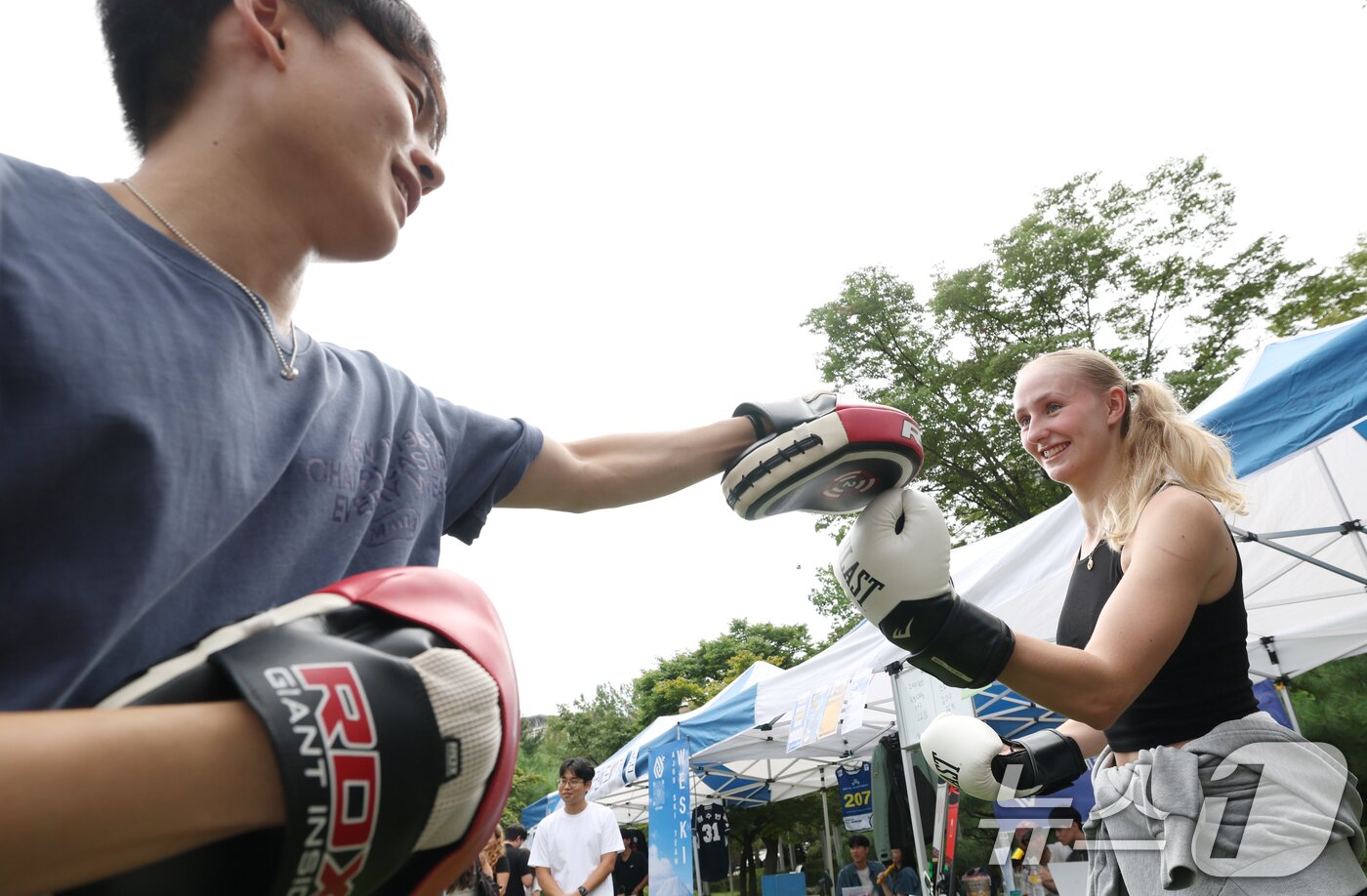 본문 이미지 - 2일 오후 경기 수원시 영통구 아주대학교에서 열린 동아리 박람회에서 학생들이 다양한 동아리 체험을 하고 있다. 2025.9.2/뉴스1 ⓒ News1 김영운 기자