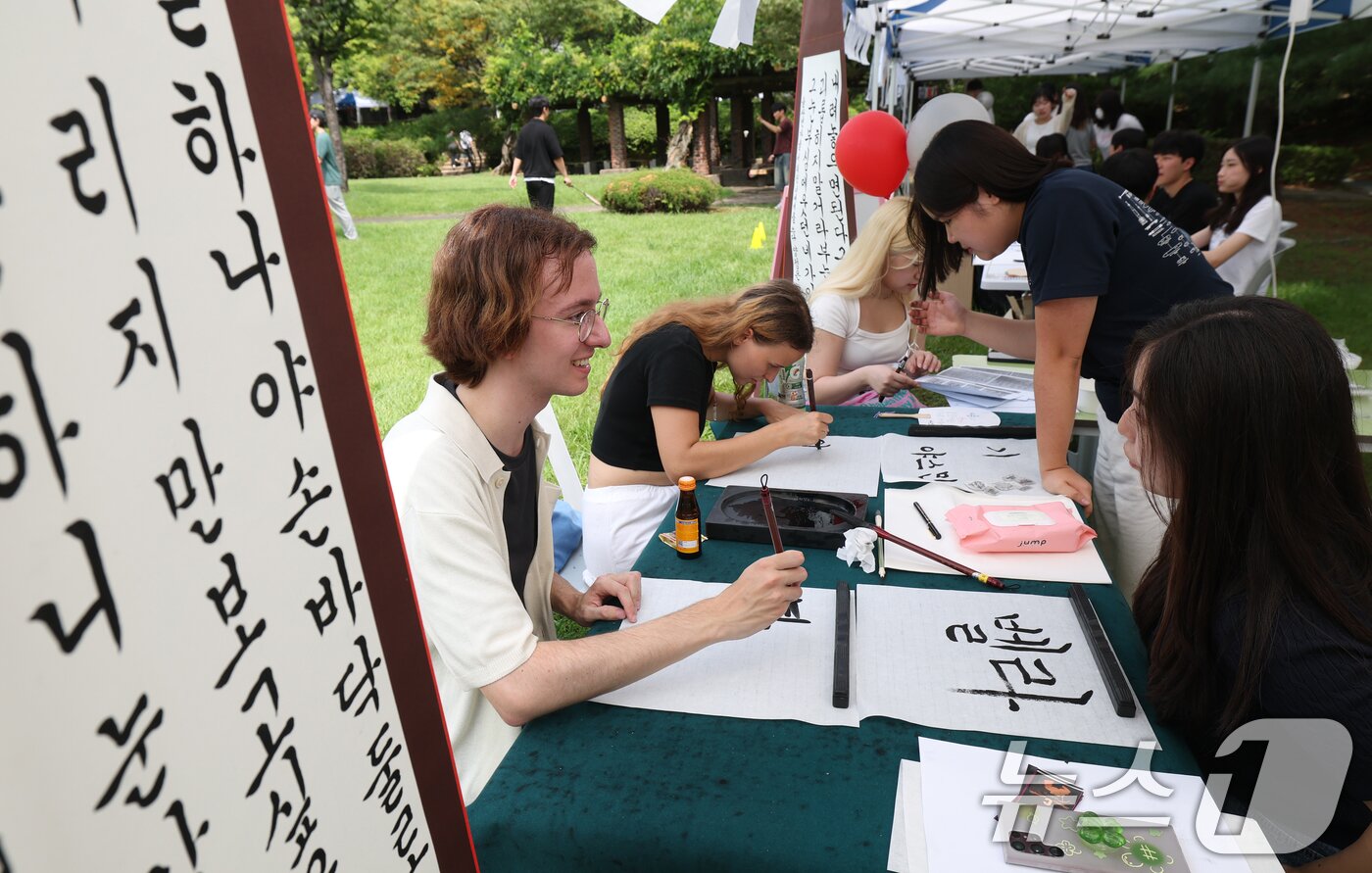 본문 이미지 - 2일 오후 경기 수원시 영통구 아주대학교에서 열린 동아리 박람회에서 학생들이 다양한 동아리 체험을 하고 있다. 2025.9.2/뉴스1 ⓒ News1 김영운 기자