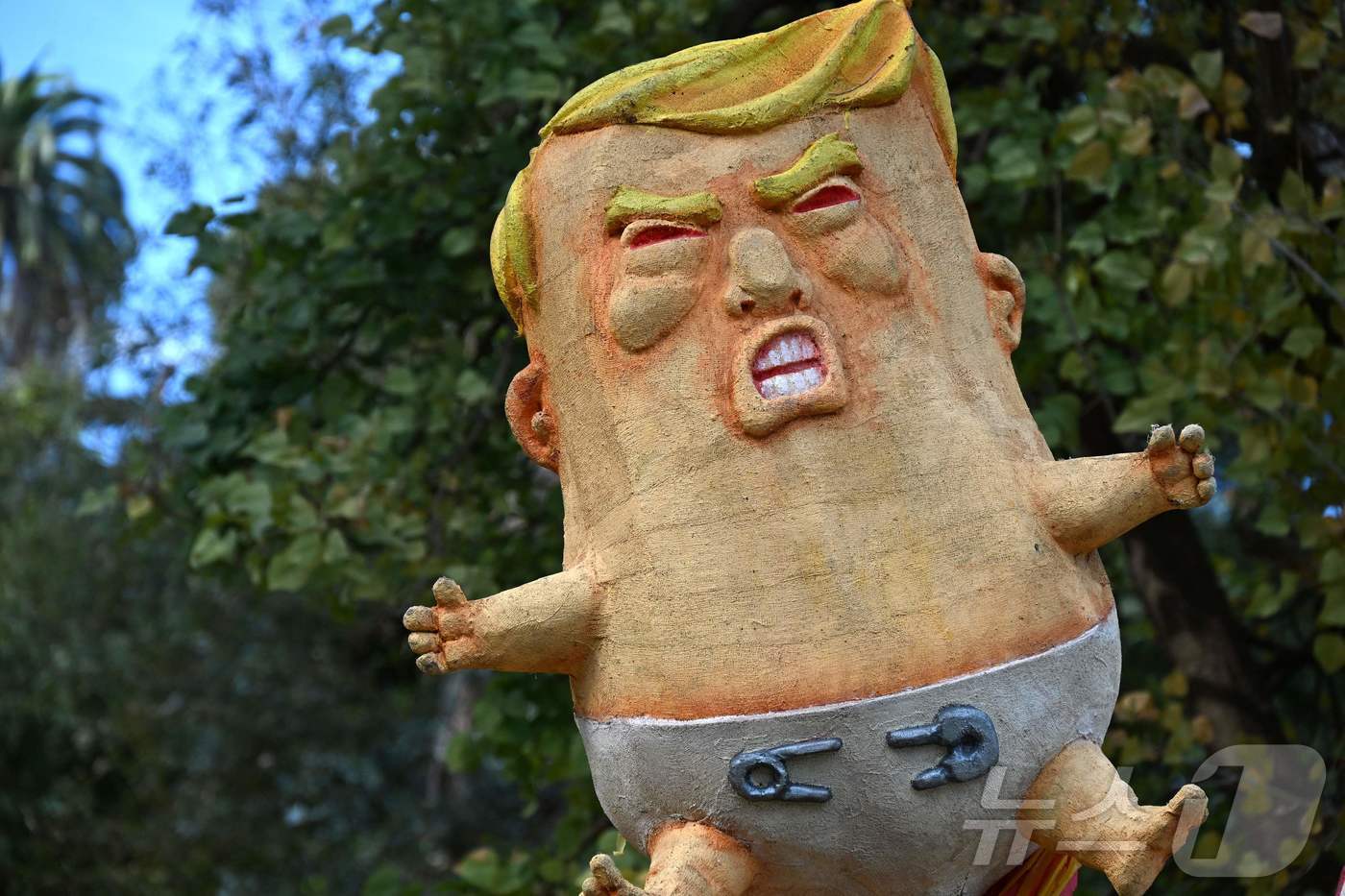 (로스앤젤레스 AFP=뉴스1) 권영미 기자 = 1일(현지시간) 미국 캘리포니아주 로스앤젤레스의 엘리시안 파크에서 열린 노동절 전국 행동의 날 행사 ‘피플스 블록 파티'. 한 참가자 …