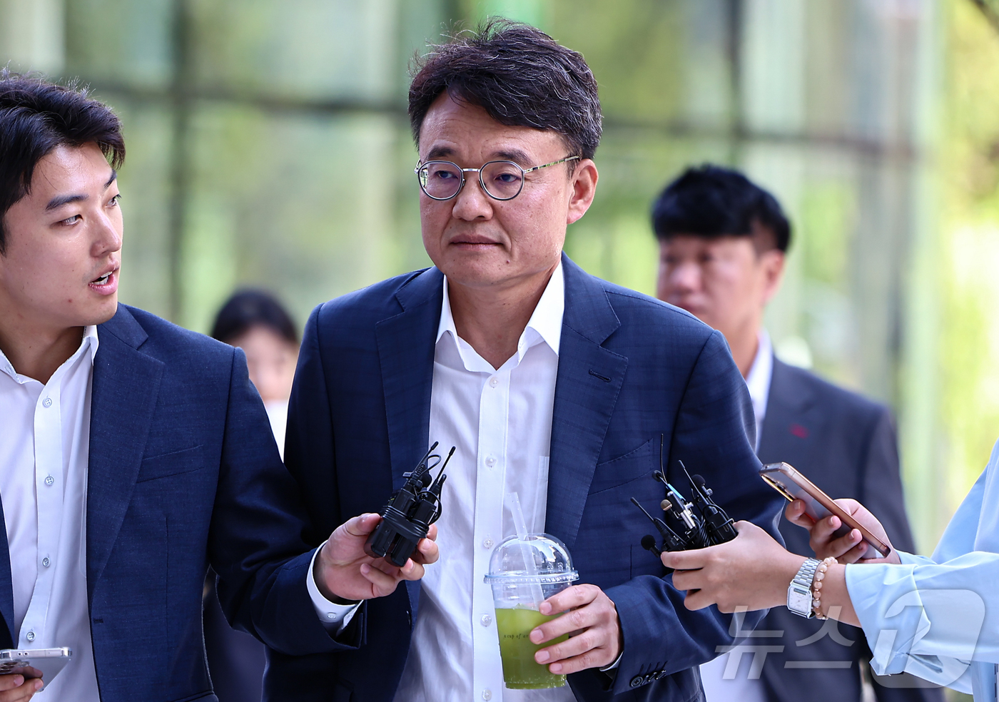 (서울=뉴스1) 김도우 기자 = 서희건설 회장의 맏사위인 박성근 전 국무총리 비서실장이 2일 서울 종로구 광화문에 마련된 김건희 특검팀 사무실에 조사를 위해 출석하고 있다. 202 …