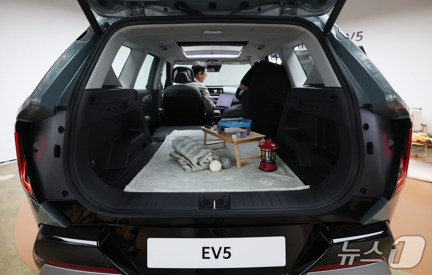 본문 이미지 - 기아가 2일 서울 강남구 프로젝트 스페이스 라인에서 열린 &#39;EV5 미디어 테크 데이&#39;에서 자사 EV 브랜드의 첫 준중형 SUV 차량인 &#39;EV5&#39;를 선보이고 있다. 사진은 2열을 완전히 접은 상태의 모습.ⓒ 뉴스1 오대일 기자 