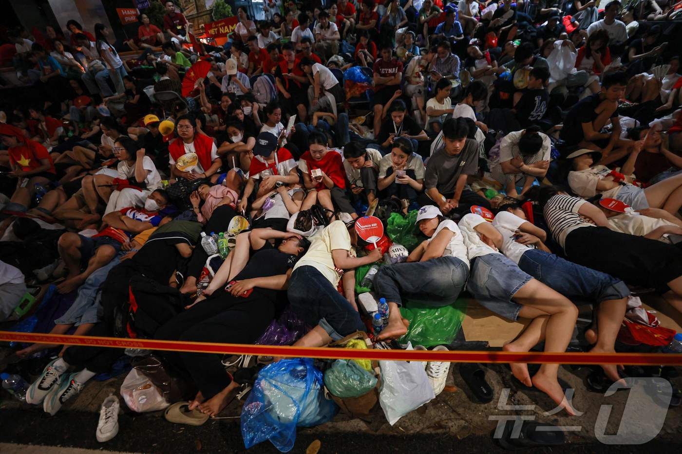 (하노이 AFP=뉴스1) 권영미 기자 = 2일 새벽, 베트남 하노이에서 사회주의국가 선포 80주년 국경일 기념 퍼레이드를 앞두고 좋은 자리를 확보하기 위해 시민들이 도로변에서 밤새 …