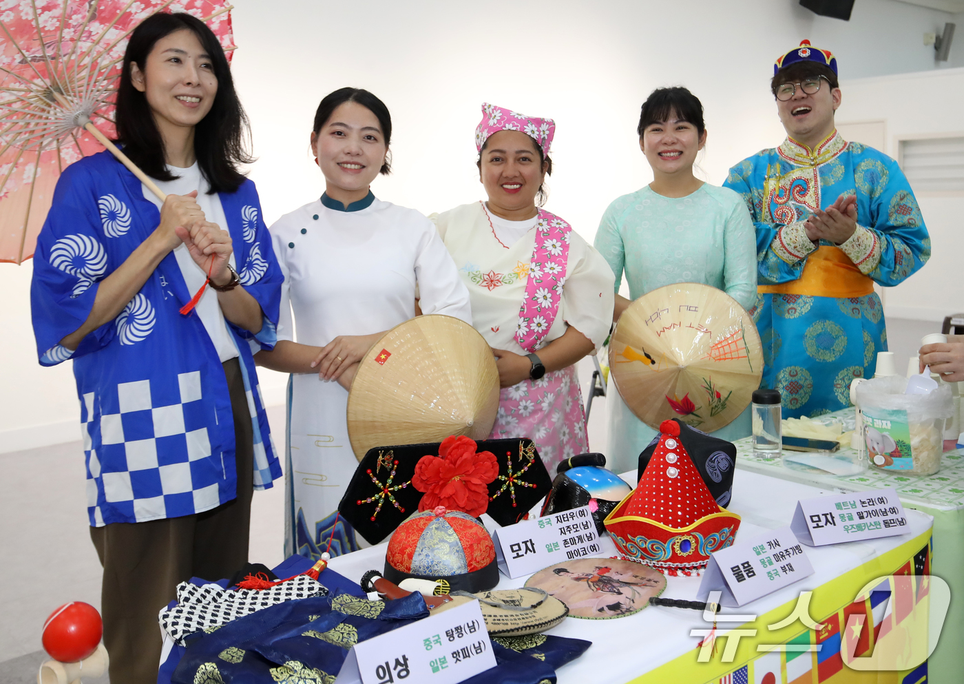 (부산=뉴스1) 윤일지 기자 = 2025년 양성평등주간을 맞아 2일 부산진구청 백양홀에서 열린 다문화음식 및 문화체험 '너와 나 우리를 그리다' 행사에서 다문화 가족들이 각 나라의 …