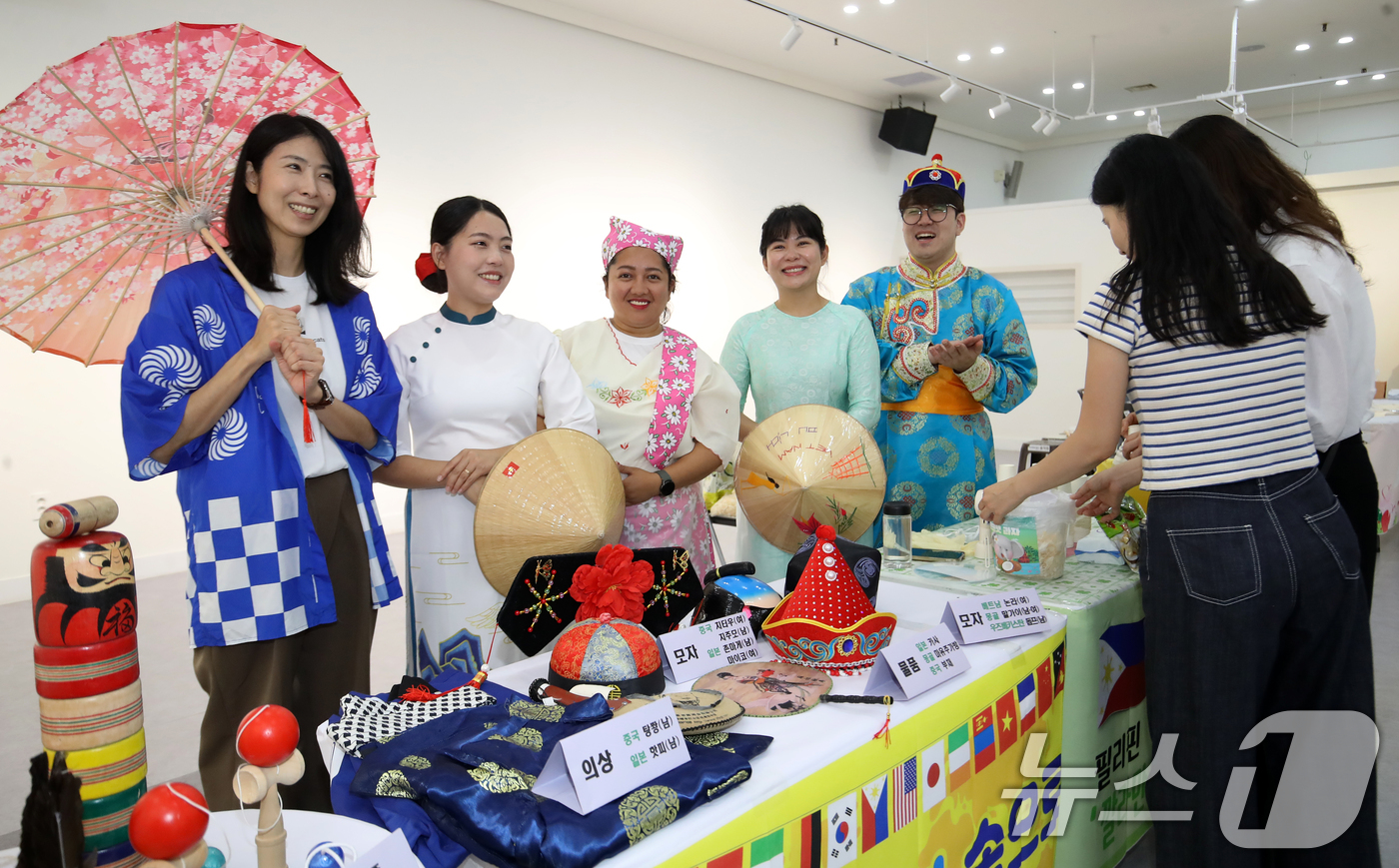 (부산=뉴스1) 윤일지 기자 = 2025년 양성평등주간을 맞아 2일 부산진구청 백양홀에서 열린 다문화음식 및 문화체험 '너와 나 우리를 그리다' 행사에서 다문화 가족들이 각 나라의 …