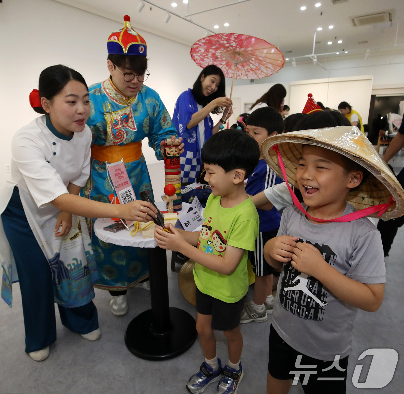 (부산=뉴스1) 윤일지 기자 = 2025년 양성평등주간을 맞아 2일 부산진구청 백양홀에서 열린 다문화음식 및 문화체험 '너와 나 우리를 그리다' 행사를 찾은 어린이들이 각 나라의 …