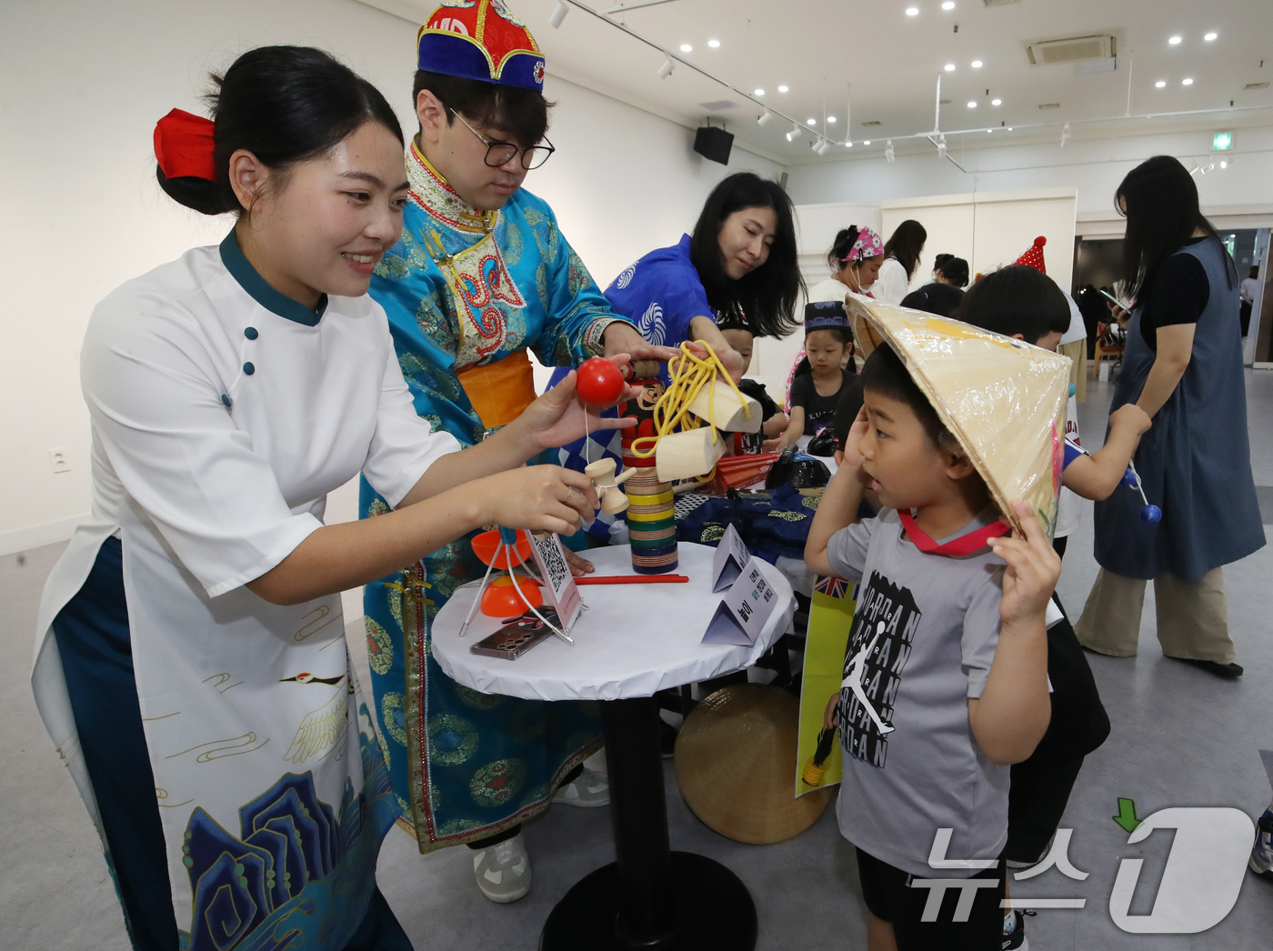 (부산=뉴스1) 윤일지 기자 = 2025년 양성평등주간을 맞아 2일 부산진구청 백양홀에서 열린 다문화음식 및 문화체험 '너와 나 우리를 그리다' 행사를 찾은 어린이들이 각 나라의 …