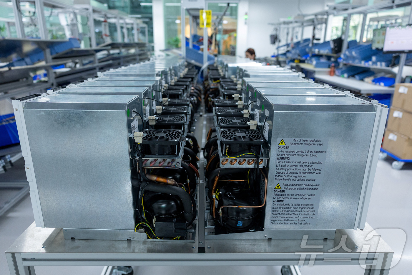 (베기스 로이터=뉴스1) 권영미 기자 = 2025년 8월 27일 스위스 베기스에 위치한 전자동 커피머신 제조업체 써모플랜(Thermoplan)의 조립 라인에 기계들이 놓여 있다. …