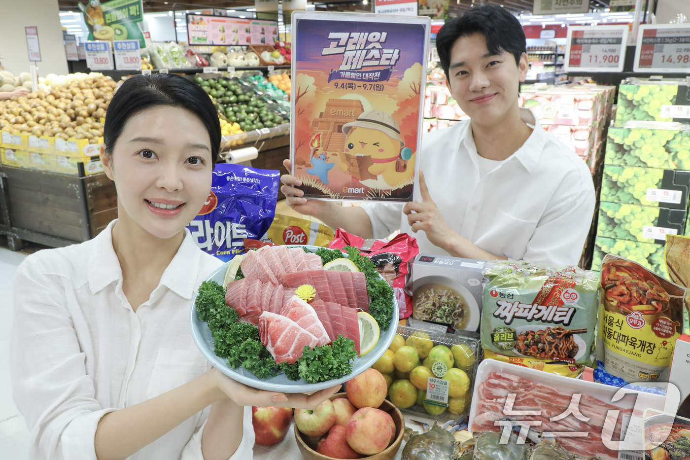 (서울=뉴스1) = 2일 서울 용산구 이마트 용산점에서 모델들이 이마트 9월 고래잇 페스타 할인 상품을 소개하고 있다.이마트는 오는 4일부터 '고래잇 페스타'를 개최한다. (이마트 …