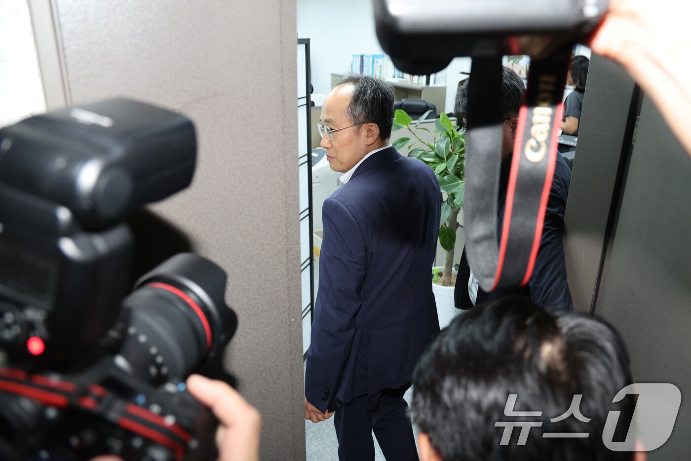 본문 이미지 - 추경호 국민의힘 의원이 2일 오후 서울 여의도 국회 의원회관에 압수수색 중인 자신의 의원실로 들어가고 있다. 2025.9.2/뉴스1 ⓒ News1 신웅수 기자