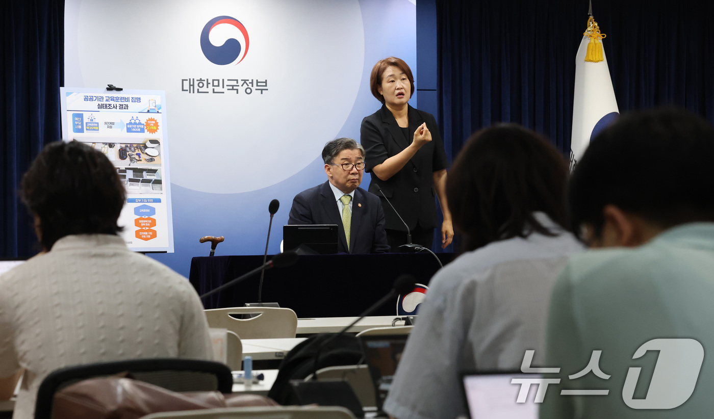 (서울=뉴스1) 임세영 기자 = 유철환 국민권익위원회 위원장이 2일 오후 서울 종로구 정부서울청사에서 공공기관 교육훈련비 집행 실태조사 결과 브리핑을 하고 있다. 2025.9.2/ …