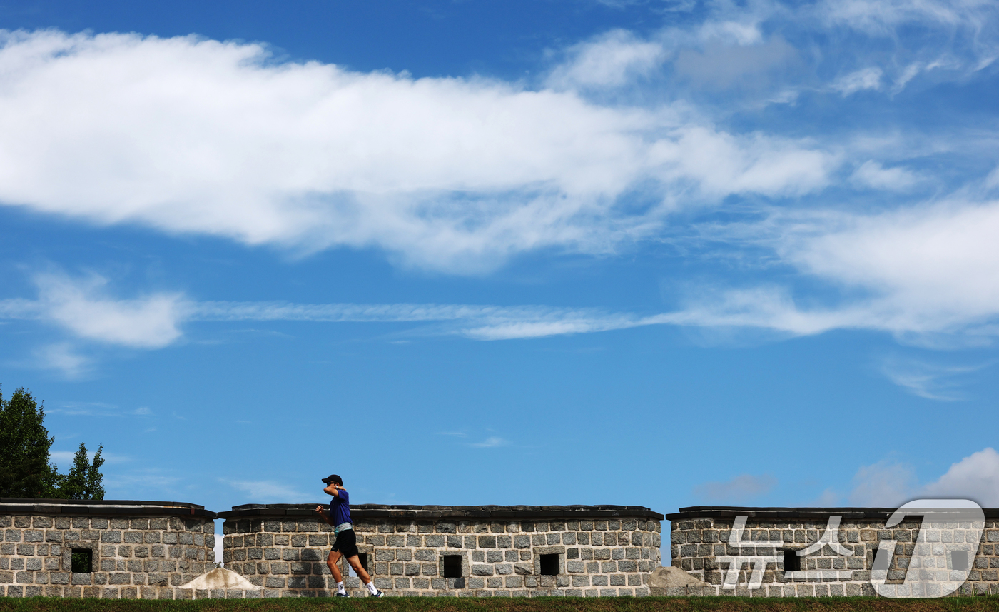 (수원=뉴스1) 김영운 기자 = 비가 그치고 파란 하늘을 보인 2일 경기 수원시 팔달구 수원화성 장안문 인근 성곽에 시민들이 산책을 하고 있다. 2025.9.2/뉴스1