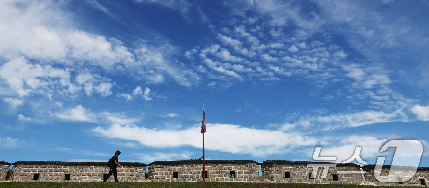 (수원=뉴스1) 김영운 기자 = 비가 그치고 파란 하늘을 보인 2일 경기 수원시 팔달구 수원화성 장안문 인근 성곽에 시민들이 산책을 하고 있다. 2025.9.2/뉴스1