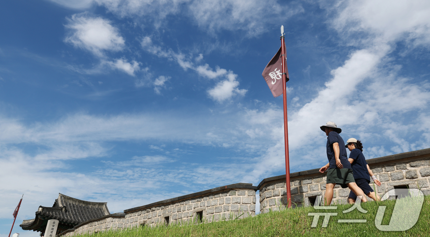 (수원=뉴스1) 김영운 기자 = 비가 그치고 파란 하늘을 보인 2일 경기 수원시 팔달구 수원화성 장안문 인근 성곽에 시민들이 산책을 하고 있다. 2025.9.2/뉴스1