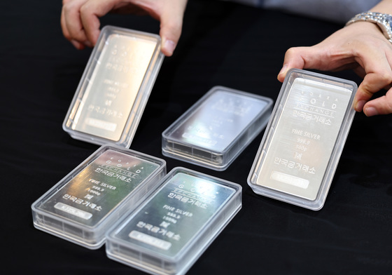 은값, 60달러 돌파 '사상 최고' 경신…FOMC 금리인하 + 수급 불균형