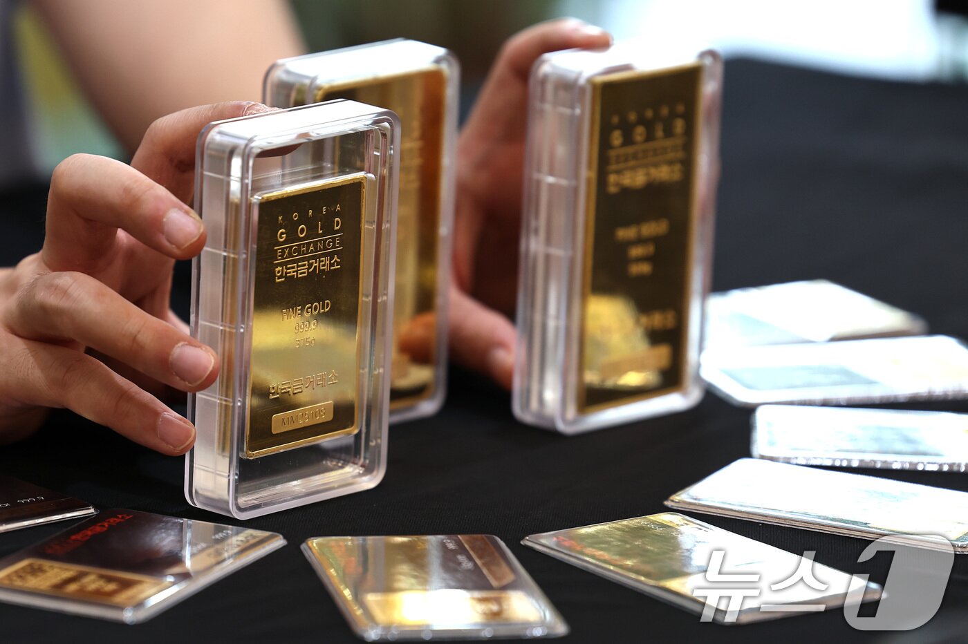 본문 이미지 -  2일 서울 종로구 한국금거래소에서 관계자가 골드바를 내보이고 있다. 2025.9.2/뉴스1 ⓒ News1 구윤성 기자