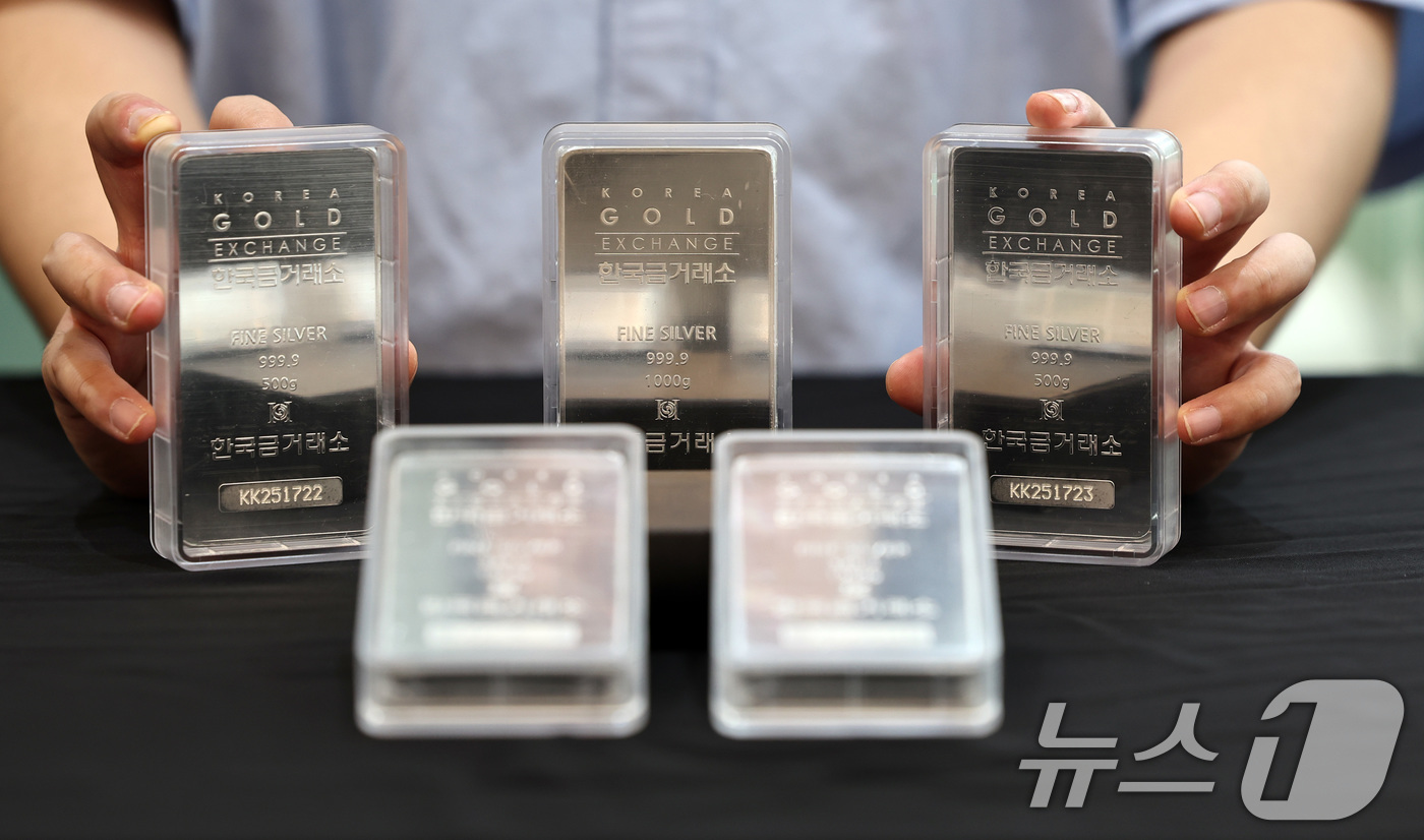 (서울=뉴스1) 구윤성 기자 = 금과 은 가격이 급등세를 보이는 2일 서울 종로구 한국금거래소에서 관계자가 실버바를 내보이고 있다.1일(현지시간) 런던 거래에서 금 선물 가격은 온 …