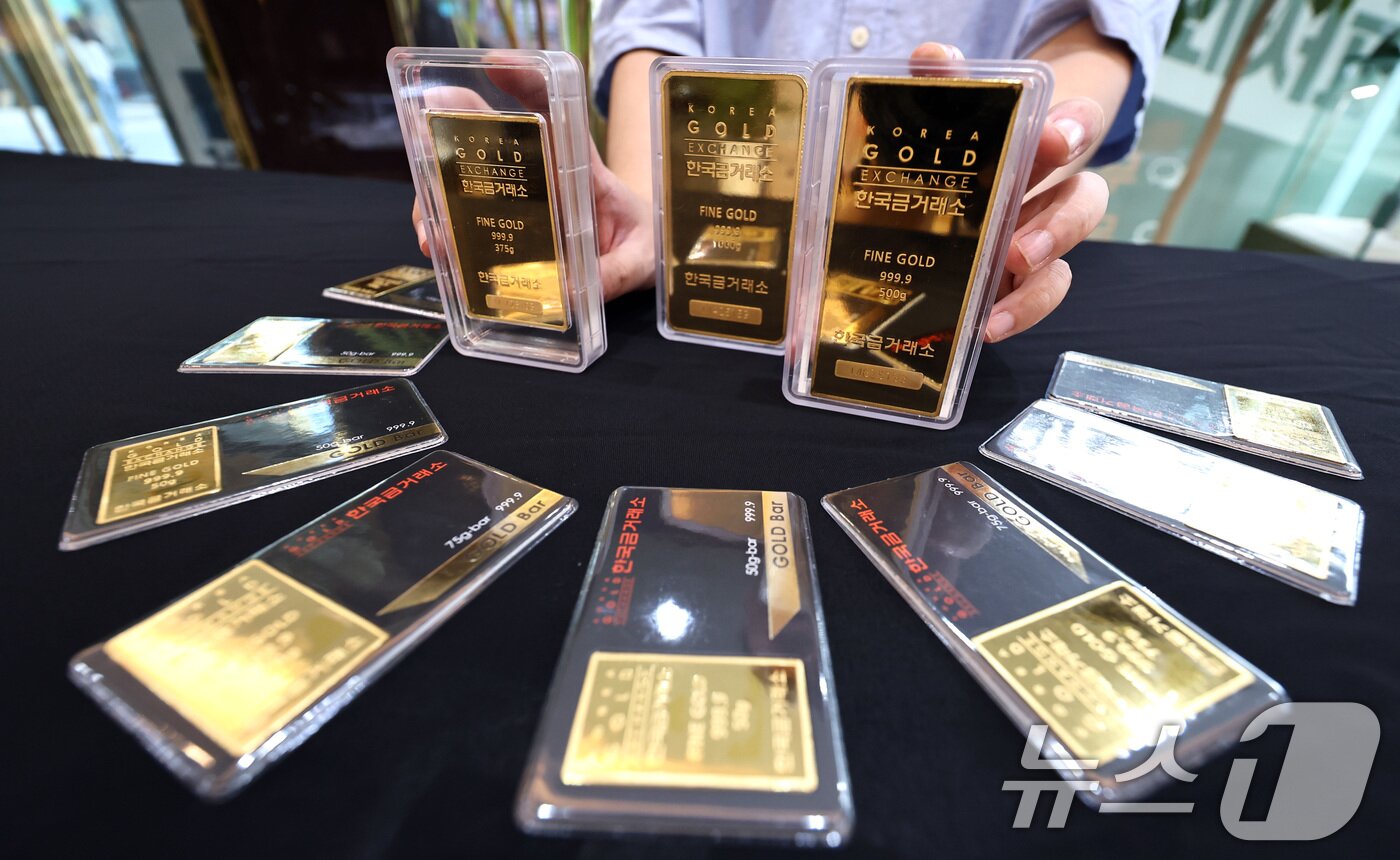 본문 이미지 - 서울 종로구 한국금거래소에서 관계자가 골드바를 내보이고 있다. /뉴스1 ⓒ News1