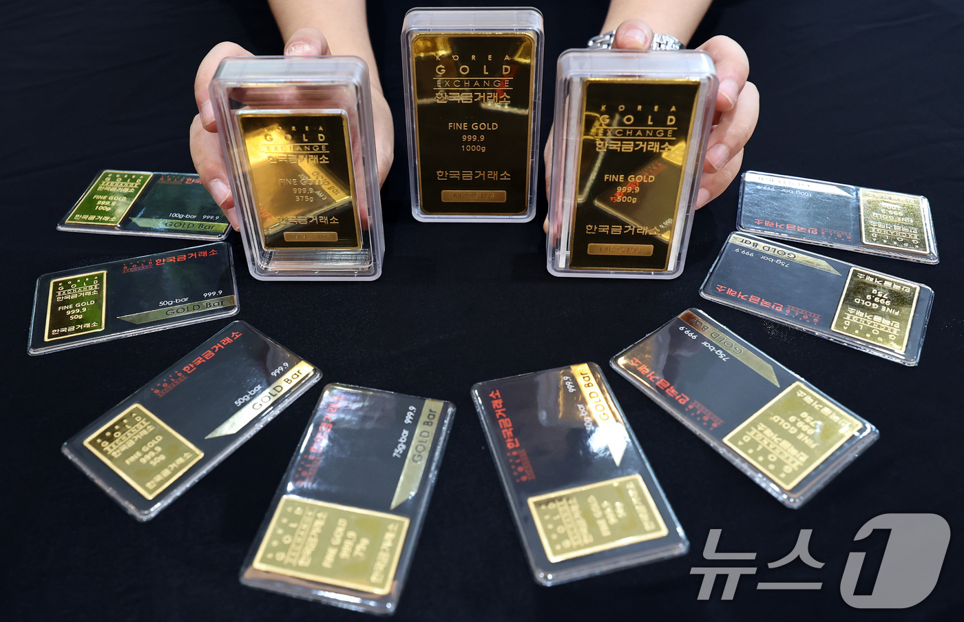 (서울=뉴스1) 구윤성 기자 = 금과 은 가격이 급등세를 보이는 2일 서울 종로구 한국금거래소에서 관계자가 골드바를 내보이고 있다.1일(현지시간) 런던 거래에서 금 선물 가격은 온 …