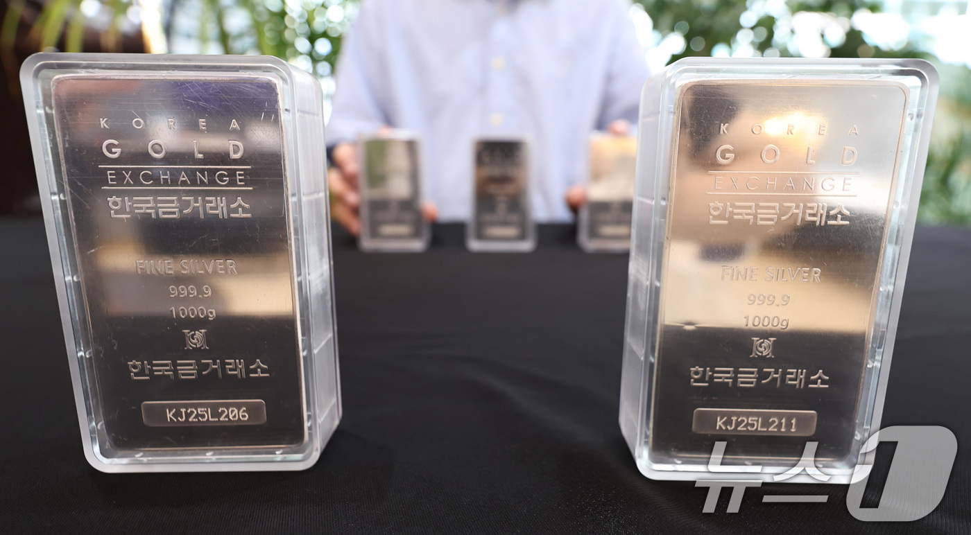 (서울=뉴스1) 구윤성 기자 = 금과 은 가격이 급등세를 보이는 2일 서울 종로구 한국금거래소에서 관계자가 실버바를 내보이고 있다.1일(현지시간) 런던 거래에서 금 선물 가격은 온 …