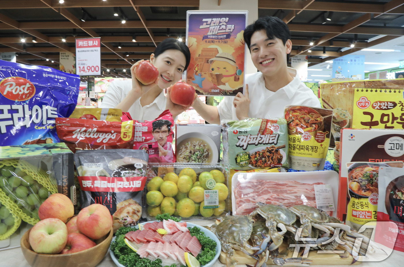 (서울=뉴스1) = 2일 서울 용산구 이마트 용산점에서 모델들이 이마트 9월 고래잇 페스타 할인 상품을 소개하고 있다.이마트는 오는 4일부터 '고래잇 페스타'를 개최한다. (이마트 …