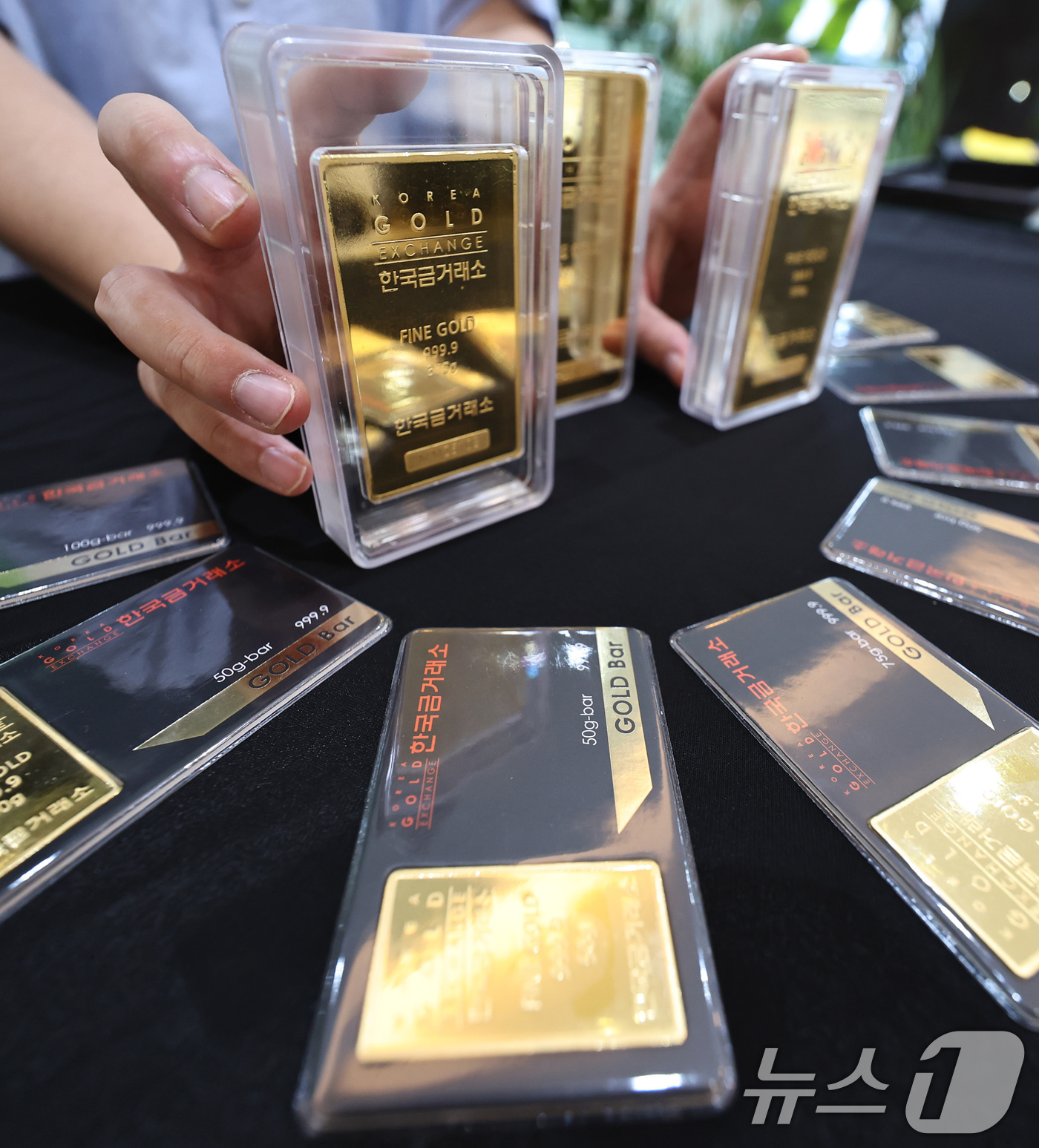 (서울=뉴스1) 구윤성 기자 = 금과 은 가격이 급등세를 보이는 2일 서울 종로구 한국금거래소에서 관계자가 골드바를 내보이고 있다.1일(현지시간) 런던 거래에서 금 선물 가격은 온 …