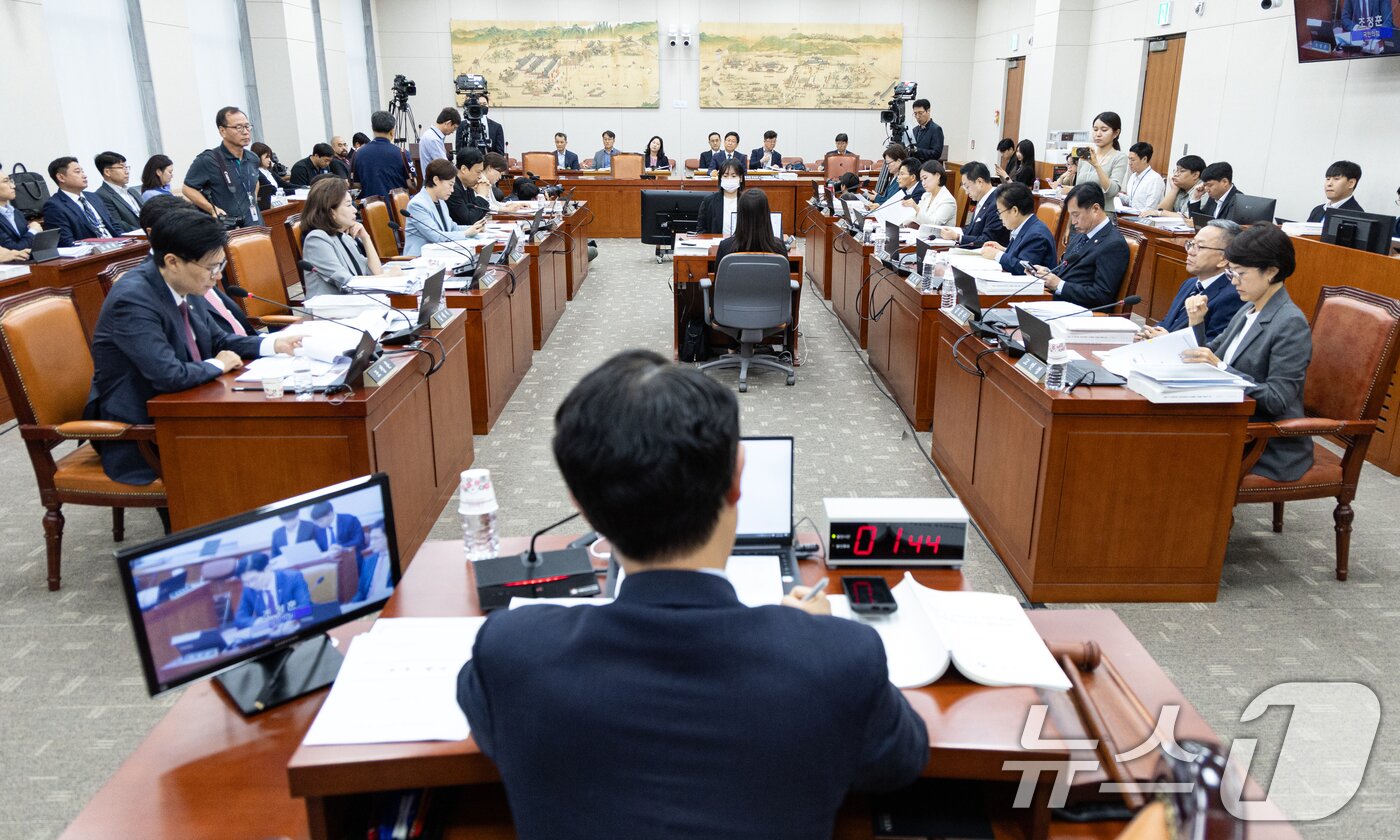 본문 이미지 - 최교진 사회부총리 겸 교육부 장관 후보자가 2일 서울 여의도 국회 교육위원회에서 열린 인사청문회에 출석해 의원 질의를 듣고 있다. 2025.9.2/뉴스1 ⓒ News1 이승배 기자