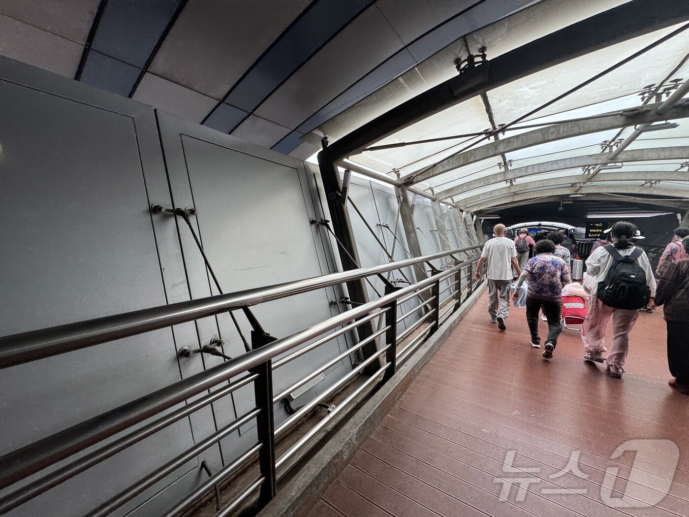 본문 이미지 - 중국 전승절 80주년 기념행사에 참석하는 김정은 북한 국무위원장이 탄 전용열차 도착을 앞둔 2일 오후 베이징역 내부에 가림막이 설치돼 있다. ⓒ News1 정은지 특파원