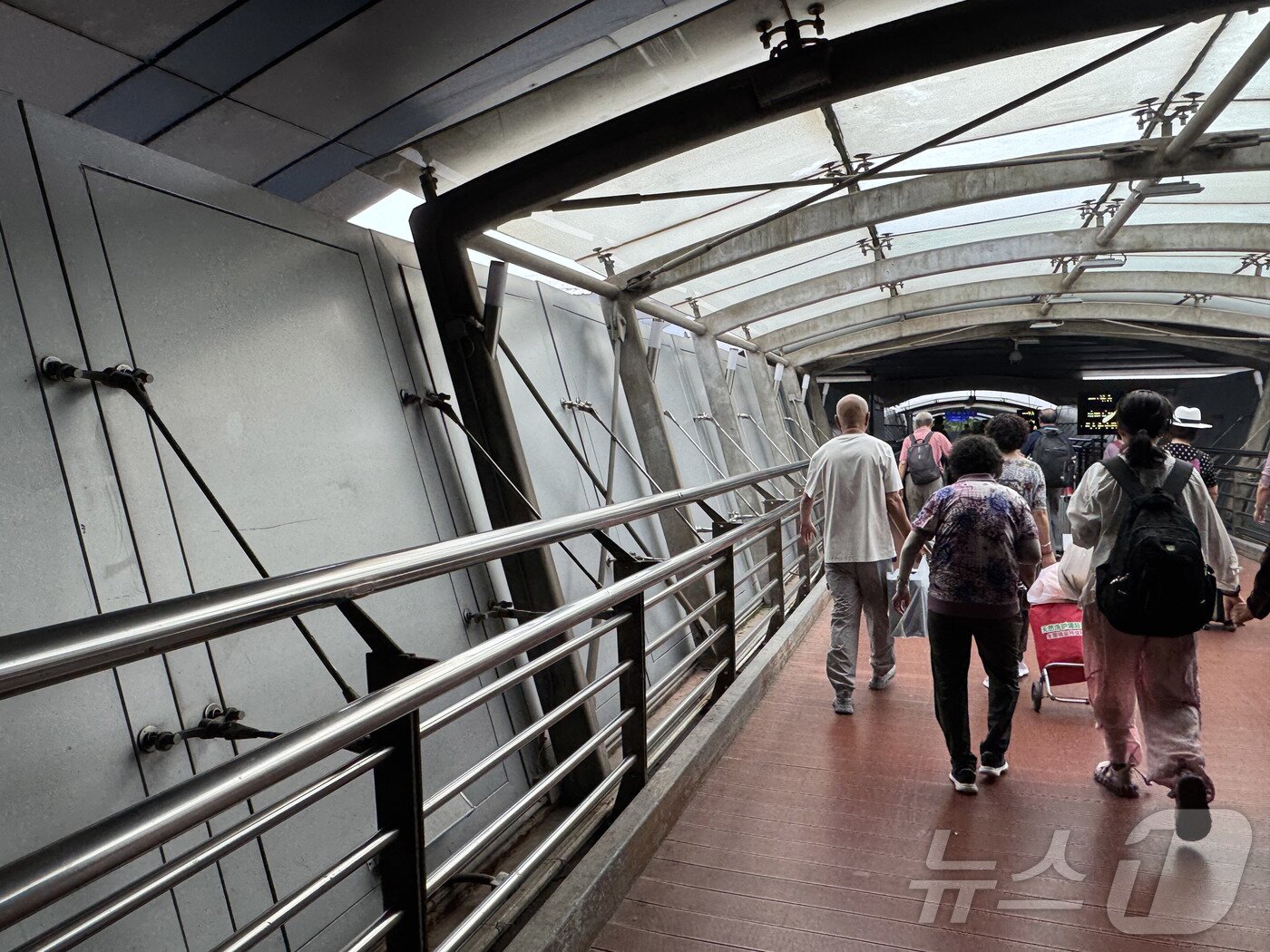 본문 이미지 - 중국 전승절 80주년 기념행사에 참석하는 김정은 북한 국무위원장이 탄 전용열차 도착을 앞둔 2일 오후 베이징역 내부에 가림막이 설치돼 있다. ⓒ News1 정은지 특파원