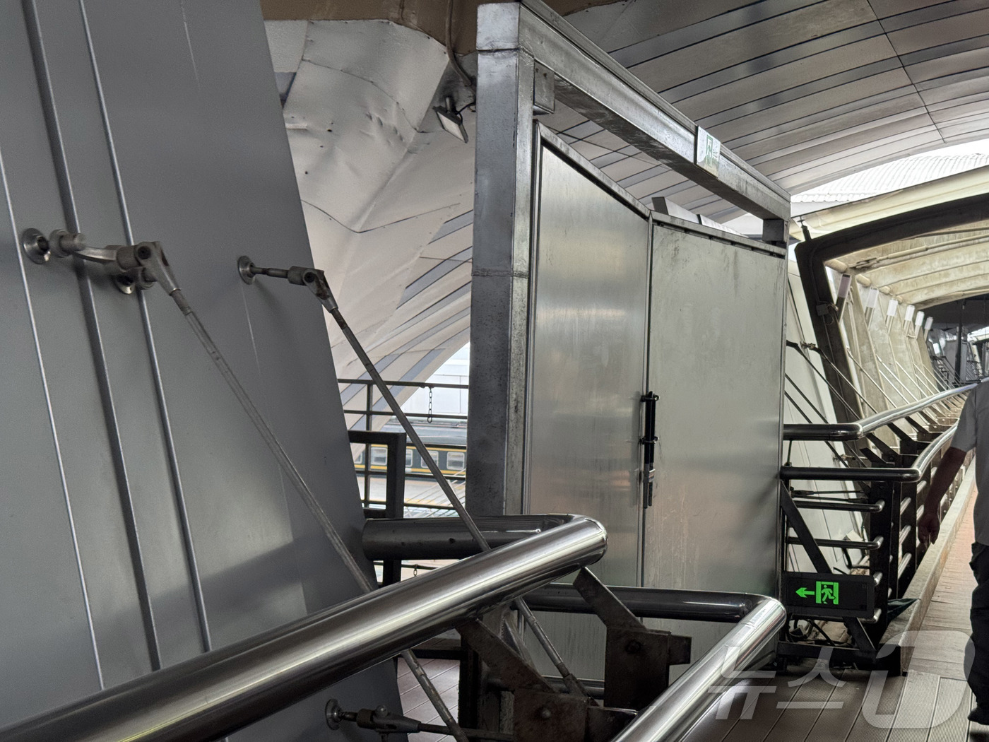 (베이징(중국)=뉴스1)  정은지 특파원 = 중국 전승절 80주년 기념행사에 참석하는 김정은 북한 국무위원장이 탄 전용열차 도착을 앞둔 2일 오후 베이징역 내부에 가림막이 설치돼 …