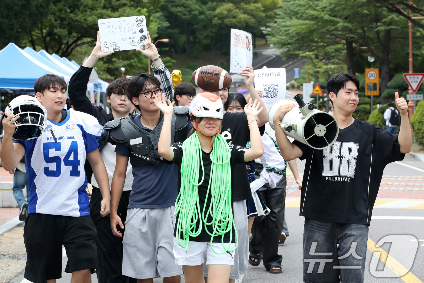 (대구=뉴스1) 공정식 기자 = 2일 오전 대구 달서구 계명대학교 성서캠퍼스에서 열린 '2025학년도 2학기 총동아리연합회 신입생 가두모집'에 참여한 동아리 회원들이 신입 회원을 …