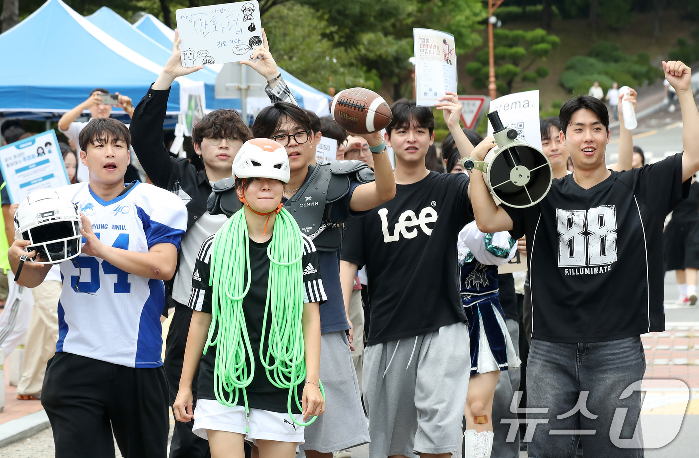 (대구=뉴스1) 공정식 기자 = 2일 오전 대구 달서구 계명대학교 성서캠퍼스에서 열린 '2025학년도 2학기 총동아리연합회 신입생 가두모집'에 참여한 동아리 회원들이 신입 회원을 …