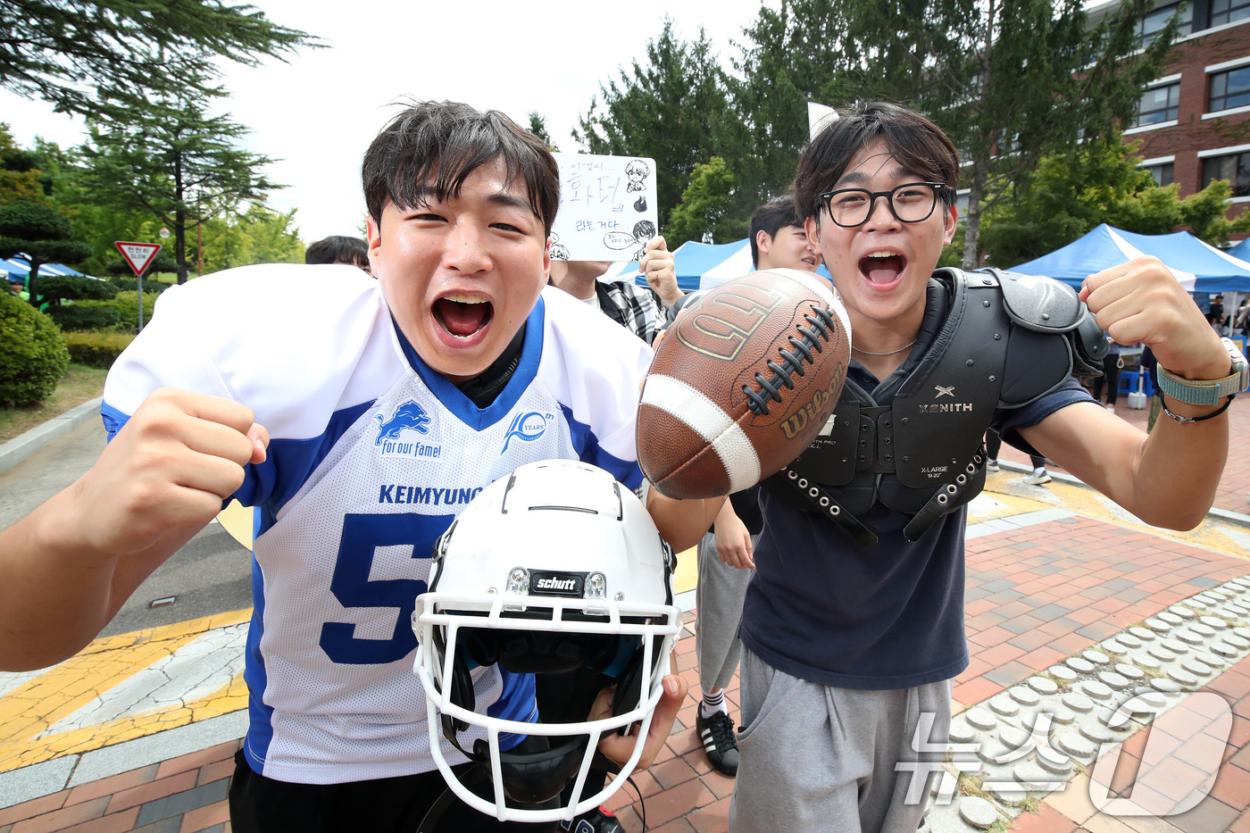 (대구=뉴스1) 공정식 기자 = 2일 오전 대구 달서구 계명대학교 성서캠퍼스에서 열린 '2025학년도 2학기 총동아리연합회 신입생 가두모집'에 참여한 동아리 회원들이 신입 회원을 …
