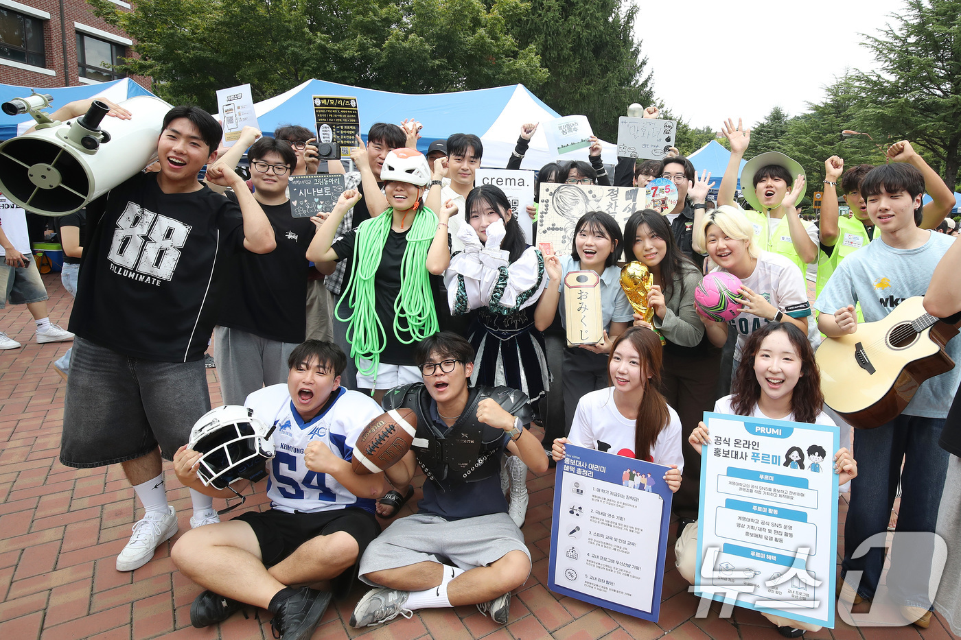 (대구=뉴스1) 공정식 기자 = 2일 오전 대구 달서구 계명대학교 성서캠퍼스에서 열린 '2025학년도 2학기 총동아리연합회 신입생 가두모집'에 참여한 동아리 회원들이 신입 회원을 …