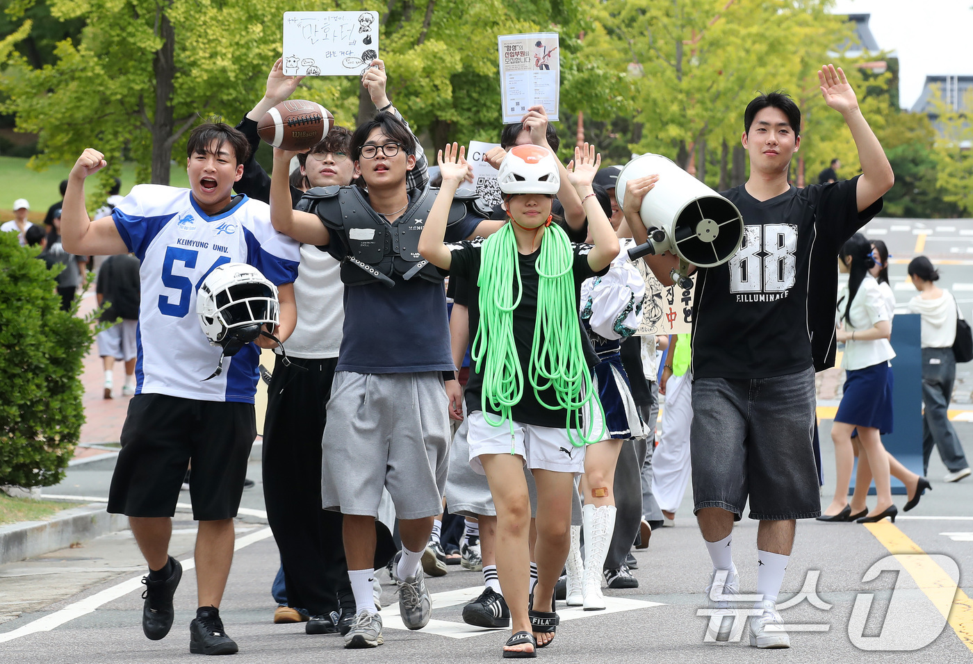 (대구=뉴스1) 공정식 기자 = 2일 오전 대구 달서구 계명대학교 성서캠퍼스에서 열린 '2025학년도 2학기 총동아리연합회 신입생 가두모집'에 참여한 동아리 회원들이 신입 회원을 …