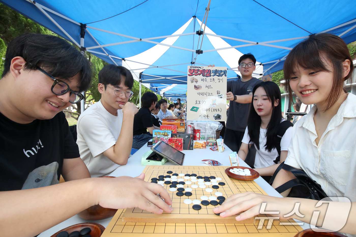 (대구=뉴스1) 공정식 기자 = 2일 오전 대구 달서구 계명대학교 성서캠퍼스에서 열린 '2025학년도 2학기 총동아리연합회 신입생 가두모집'에 참여한 바둑동아리 회원들이 여학생들에 …