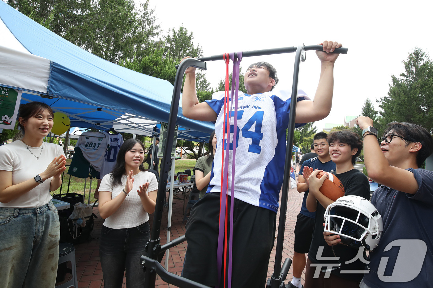 (대구=뉴스1) 공정식 기자 = 2일 오전 대구 달서구 계명대학교 성서캠퍼스에서 열린 '2025학년도 2학기 총동아리연합회 신입생 가두모집'에 참여한 미식축구동아리 회원들이 턱걸이 …